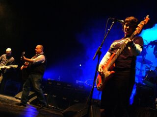 Pixies ragt zich door Debaser tijdens Brits tv-optreden in 1989