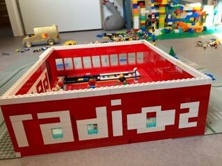 Roel (8) heeft de studio van NPO Radio 2 nagebouwd met LEGO