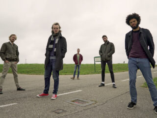 De Literaire Boyband: 'Mensen denken er gaat een bundeltje open en ineens gaat er een shirt uit'