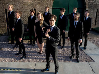 Kijk zaterdag naar de Muziekcafé Kerstspecial met o.a. Dennis van Aarssen en zijn Bigband