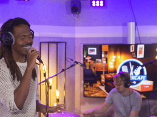 Kijk terug: Jeangu Macrooy brengt eerbetoon aan Bill Withers in Muziekcafé