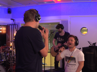 Kijk terug: VanVelzen & Diggy Dex met hun gezamenlijke track in Muziekcafé