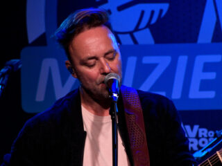 Muziekcafé met Niels Geusebroek en néomí