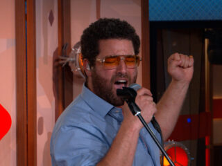 Kijk terug: Muziekcafé vanuit de studio met Rilan & The Bombardiers