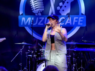 Kijk terug: Muziekcafé met SERA, Rachèl Louise en Zoë Tauran