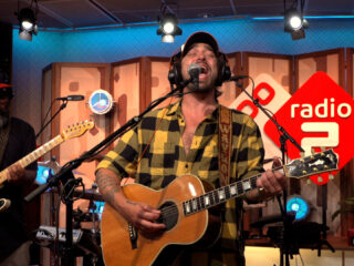 Kijk terug: Muziekcafé vanuit de studio met Waylon