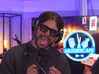 Kijk terug: Waylon brengt zijn nieuwe single ten gehore in Muziekcafé