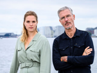 Maaike Ouboter en Eric Corton het theater in met Harnas van Glas