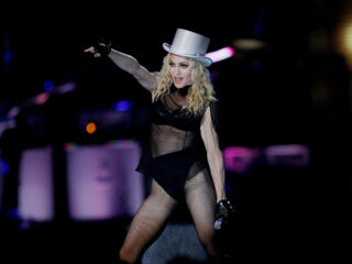 Madonna stelt start wereldtournee uit vanwege bacteriële infectie