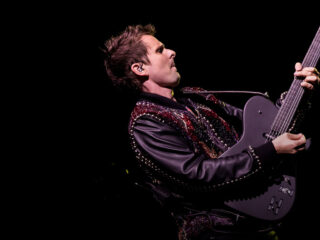 Muse grijpt (letterlijk) terug naar de basis in het onheilspellende Psycho