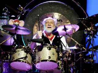 Mick Fleetwood deelt toespraak herdenkingsdienst Christine McVie