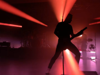 Muse trapt Europese tour af met debuut van nieuwe single Unravelling
