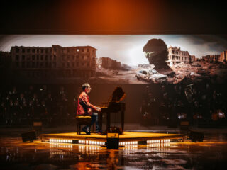 Bekijk hier de indrukwekkende opening van de NPO Radio 2 Top 2000 door Bart Arens uit 2023