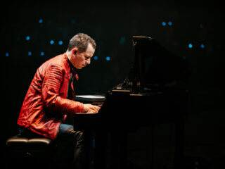 Deze nummers hoorde je tijdens de indrukwekkende Top 2000 opening van Bart Arens