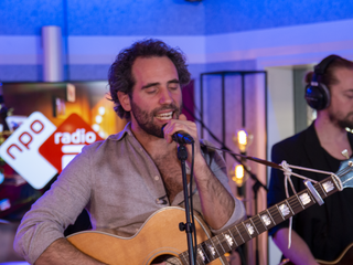 Scheurende gitaren en smeekbedes: Navarone live in Jan-Willem Start Op!