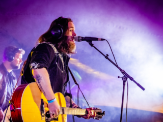 Vriendschap inspiratie voor Voltage's nieuwe Leave It All Behind: 'Beste vriend is militair'