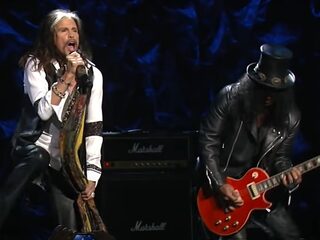 Steven Tyler, Slash, Dave Grohl en Train spelen sensationele versie van Walk This Way in 2014
