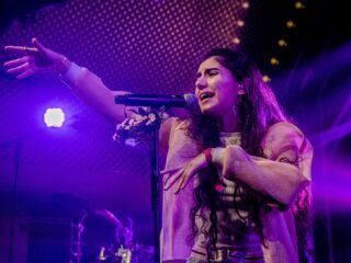 Naaz staat na brutaal appje in het voorprogramma van Lana Del Rey