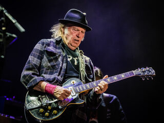 Muziek Neil Young verdwijnt van Spotify na conflict over podcast Joe Rogan