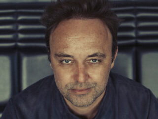 Muziekcafé met Niels Geusebroek en néomí