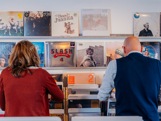 Wouter maakt vinyl schoon met een boormachine
