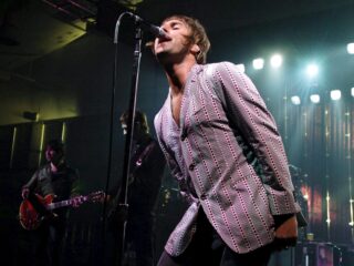 Oasis breekt door dankzij een optreden voor dertig man in Schotland