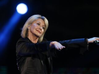 Kijktip! Leo Blokhuis brengt een ode aan Olivia Newton-John