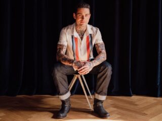 Douwe Bob toont zijn humoristische kant in nieuwe NPO Radio 2 TopSong Funny