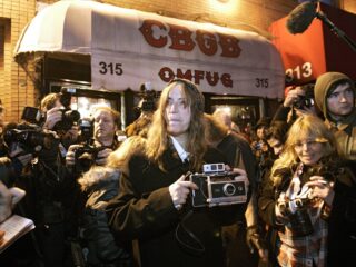 Patti Smith sluit CBGB met marathonoptreden in 2006