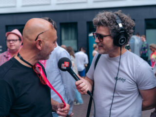 Paul Rabbering proeft de sfeer aan de kade van Pride Amsterdam