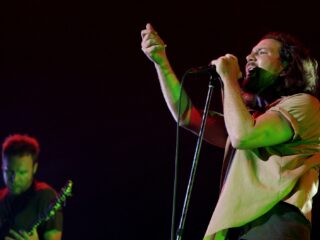 Pearl Jam regelt stemmers voor presidentsverkiezingen van 1992 tijdens openluchtconcert