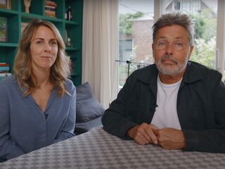 Eva maakt podcast over ziekte van haar vader: ‘Mensen vinden het lastig om over kanker te praten’