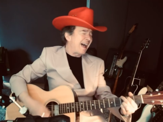 Rick Astley trekt alles uit de kast voor cover van Chappell Roans Pink Pony Club