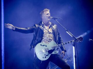 Queens of the Stone Age speelt nieuw nummer Negative Space tijdens festivalshow