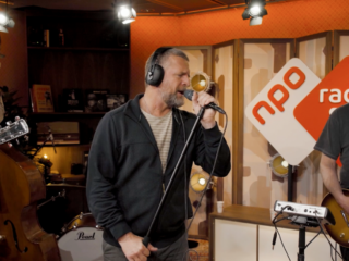 Racoons It's You Or Me begon met kippengeluiden