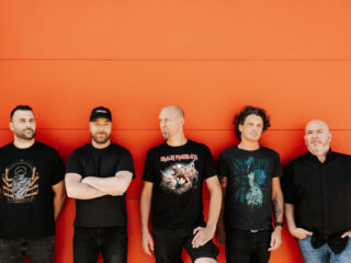 Mike en Suzanne bellen met zanger Leo Gstrein van Rise Of The Wood