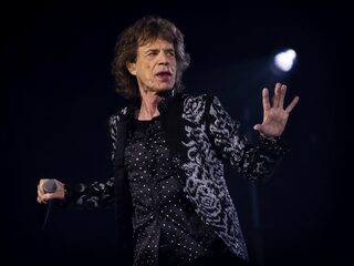 Kijk terug! The Rolling Stones nodigen bekende gasten uit in hun Rock and Roll Circus