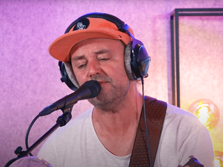 Niels Geusebroek covert George Ezra's Budapest bij Giel