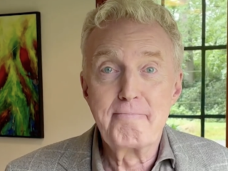 André van Duin maakt het dj-team bekend met de meeste donaties tijdens 100 uur voor KWF