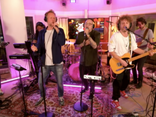 Diggy Dex speelt TopSong Allermeest live bij Giel