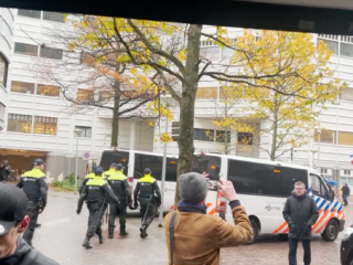 Chaos rond debat digitale euro: 'Mensen komen niet binnen, politie veegt plein leeg'