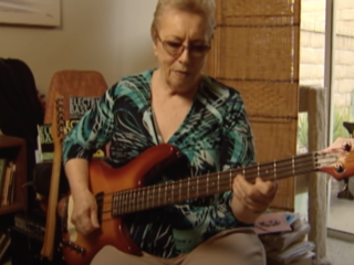 Wrecking Crew-bassist Carol Kaye speelde op meer dan 10.000 nummers