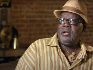 Nathan Watts baste met drie vingers op Stevie Wonder-klassieker