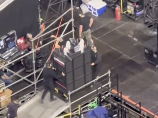 Taylor Swift verstopt zich onderweg naar podium in schoonmaakkar