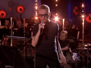 Depeche Mode speelt akoestische versie van Walking In My Shoes mét orkest