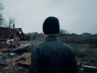 Imagine Dragons' nieuwe videoclip volgt Oekraïense tiener in zijn door oorlog verwoeste dorp