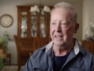 Lees hier het verhaal achter Give Up Your Guns van The Buoys