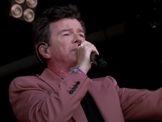 Rick Astley zorgt voor massale sing-along met Never Gonna Give You Up
