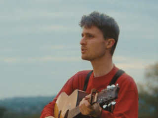 Singer-songwriter Melle maakt een speciale versie van Old Summers voor NPO Radio 2