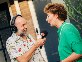 Jeroen in gesprek met collectanten in Barendrecht: 'Het is fijn dat je iets kunt doen'